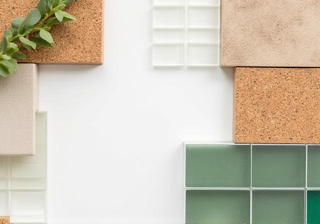 Muestras de materiales ecológicos como corcho, madera recuperada y textiles orgánicos