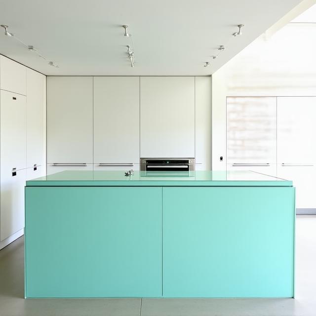 Cocina minimalista sostenible con encimeras de vidrio reciclado